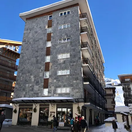 Small Flat 50 M From The Slopes דירה *