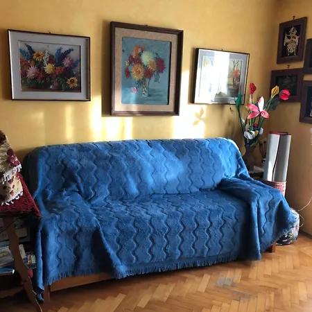 Small Flat 50 M From The Slopes דירה