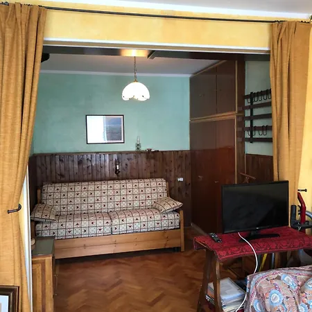 Апартаменти Small Flat 50 M From The Slopes *